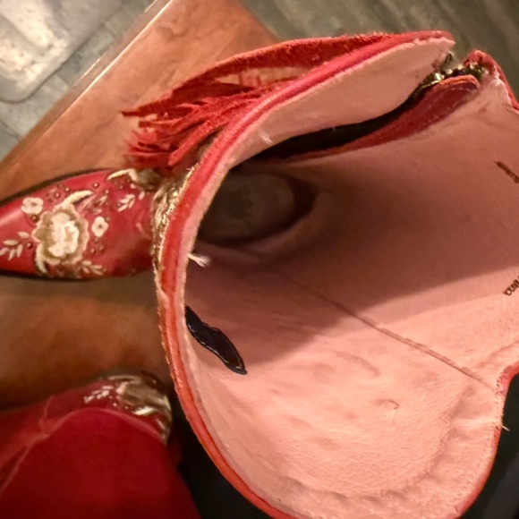 Lane Junk Gypsy Red Floral Embroidered Fringe Boots 9 like new - Picture 4 of 7